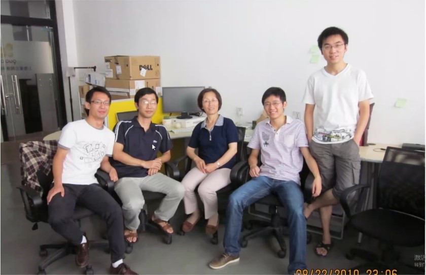 图19 刘老师和Dian团队成员.jpg